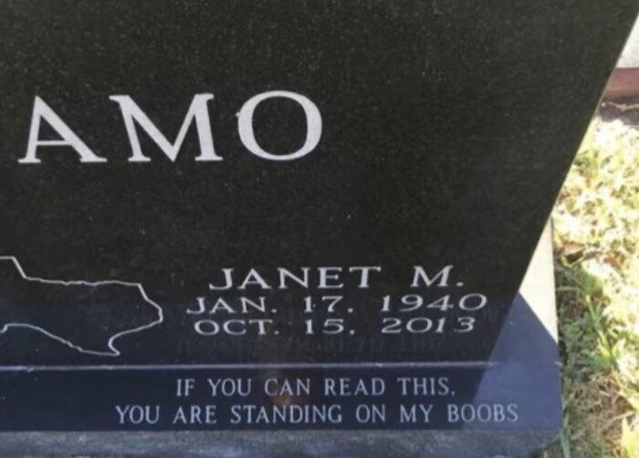 Gravsten med inskription för Janet M., med födelse- och dödsdatum samt humornotis "If you can read this, you are standing on my boobs.