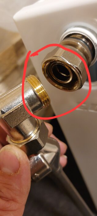 Anslutning av två metallkomponenter med en röd markering i fokus. Fråga om vad mer som behövs.