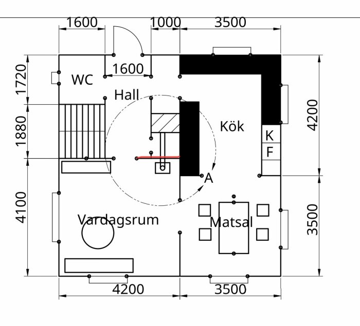 Planritning av hus med markerat 50x50 cm hål i vägg för skorsten, taknock markerad med röd pil. Vardagsrum, kök, WC, matsal och hall visas.