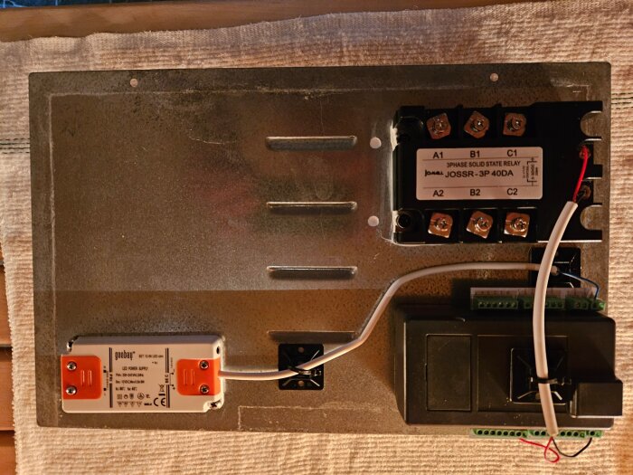 Inre delen av ett bastuaggregat med installerad Arduino, skruvplintshield, SSR-relä och transformator för precisionsstyrning av temperatur.