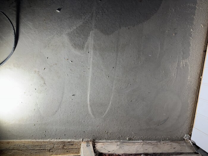 Sprickor i spacklad yta där slang och regler syns igenom; osäkerhet kring läggning av klinker ovanpå.