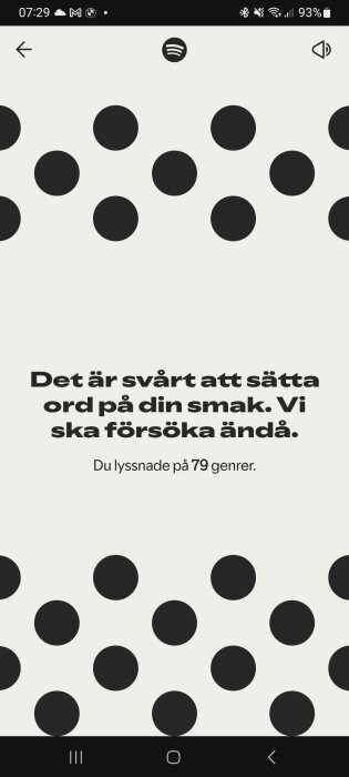 Mobilskärm med Spotify-texten "Det är svårt att sätta ord på din smak. Vi ska försöka ändå. Du lyssnade på 79 genrer." och svarta cirklar.