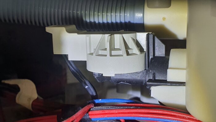 Närbild på en pressostat i en Husqvarna-diskmaskin med synliga kablar i olika färger.