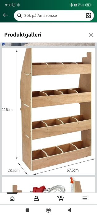 Trähylla med flera fack, mått 116 cm hög, 28,5 cm djup, och 67,5 cm bred, visas på en produktsida från Amazon.