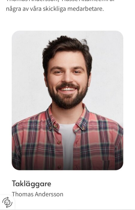 Porträtt av en person i rutig skjorta med texten "Takläggare" och ett namn under. Bakgrunden är ljus.