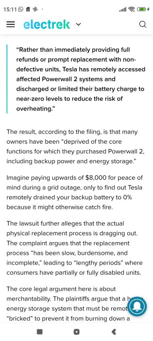 Tidningsartikel med text om Tesla Powerwall 2, fjärravstängning av batterier för att motverka brandrisk, samt rättsliga åtgärder mot företaget.