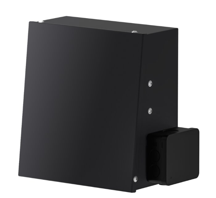 Svart fläktkåpa med fyrkantig design, visas från sidan med en ansluten fläktmodul. Fläkten är avsedd för ventilation.