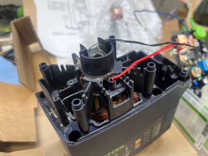 Gammal Festool Kapex med ett öppet hölje som visar interna komponenter och lösa kablar, inklusive anslutningar för en PTC-sensor.