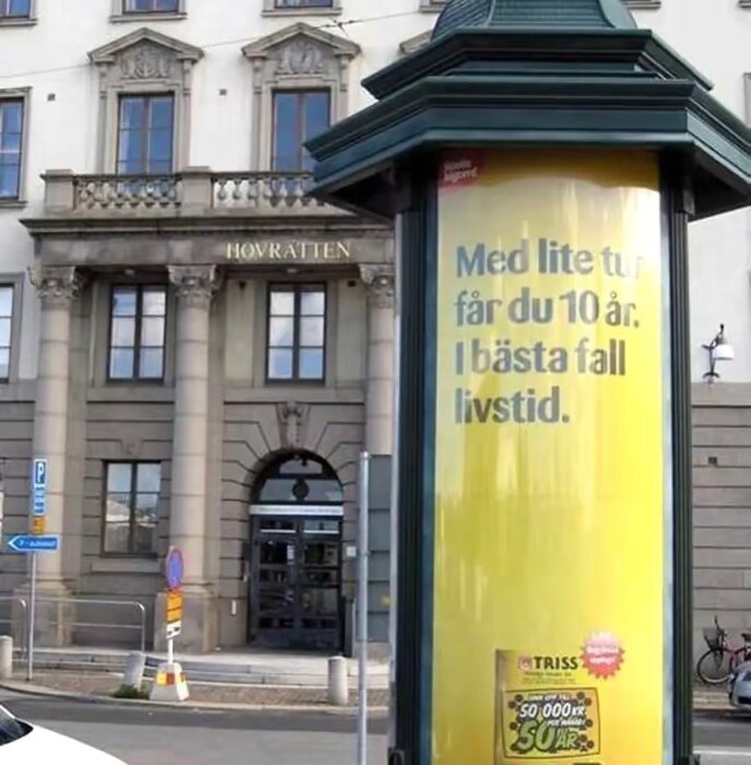 Reklamskylt framför en domstolsbyggnad, med texten "Med lite tur får du 10 år. I bästa fall livstid" och en Trisslott nere i hörnet.