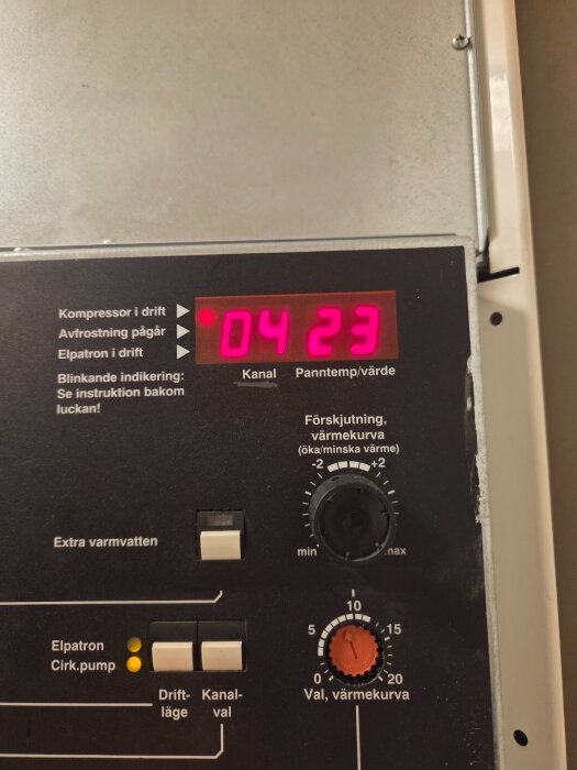 Display och kontroller på en Nibe Fighter 310P frånluftvärmepump, visar kanal 4 och panntryck/temperatur 23,1°C.