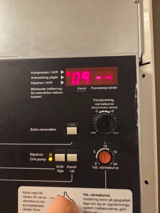 Närbild av kontrollpanelen på en Nibe Fighter 310P frånluftvärmepump, med digital display och inställningsknappar synliga.