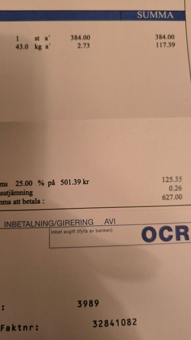 En faktura med kostnader specificerade, varav en är moms på 25%. Totalbeloppet att betala är 627,00 kr. Fakturanummer: 32841082.