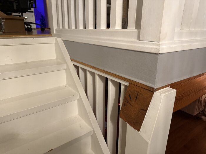 Trappa med vitmålad räcke, fokus på en grå del som mäter cirka 160 mm.