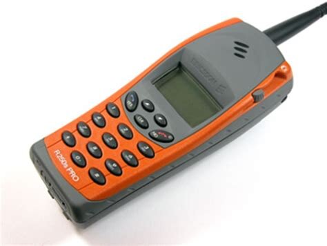 Mobiltelefon R 250 PRO i orange och grått med fysisk knappsats och antenn.