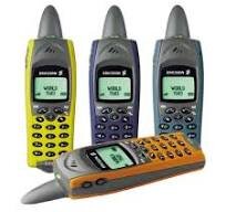 Fyra gamla robusta mobiltelefoner i olika färger från Ericsson, kända för tålighet och popularitet på andrahandsmarknaden.