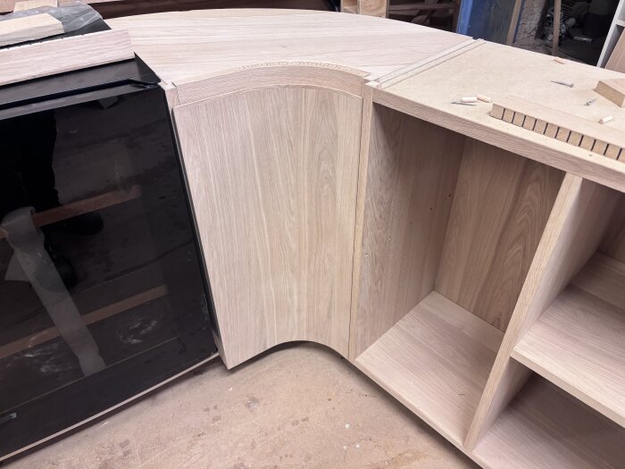 Träbar delvis isärplockad och slipad, redo för ytbehandling.