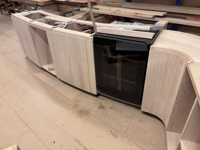 En isärplockad och slipad träbar i verkstad, redo för ytbehandling.