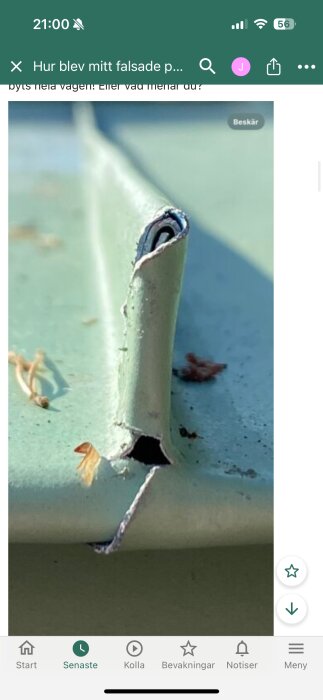 Öppet falsänslut på takplåt som visar bristfällig tätning och risk för vatteninträngning, tydligt hantverksproblem.