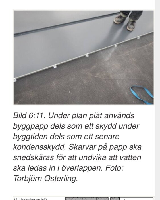 En person står på byggpapp under en plan plåtinstallation, där användning av byggpapp som skydd visas.