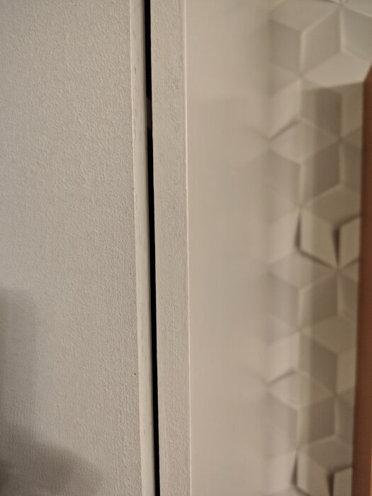 Garderobsdörr med synlig rollerstruktur, visar skillnad mellan målad yta och tapet/reflekterande yta, diskuterad i forumtråd om måleri.