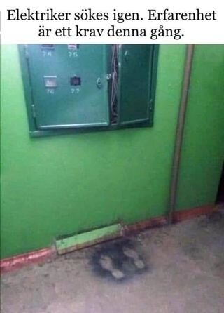 Grön vägg med elskåp, uppbrända fotavtryck på golvet, text om att erfaren elektriker sökes.
