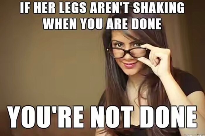 Kvinna med glasögon ler och håller dem, ovanför texten "If her legs aren't shaking when you are done, you're not done".