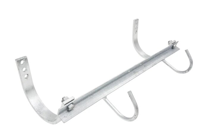 Metallisk fäste med U-böjda krokar och hål för montering, används för att fästa kring hängrännan.