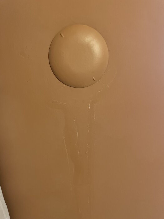 Tilluftsventil på vägg med rinnmärken, misstänkt kondens i lägenhet med lättbetong/tegelvägg.