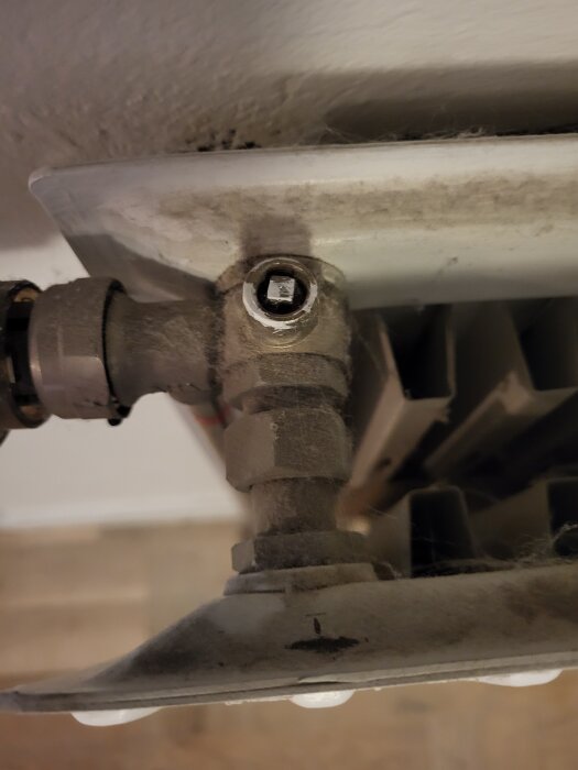 Radiatorventil med ett kvadratiskt vred som visas ovanifrån.