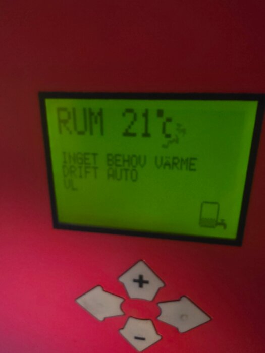 Display av en värmepump med texten "Rum 21°C, Inget behov värme, Drift auto" och knappar för funktioner.