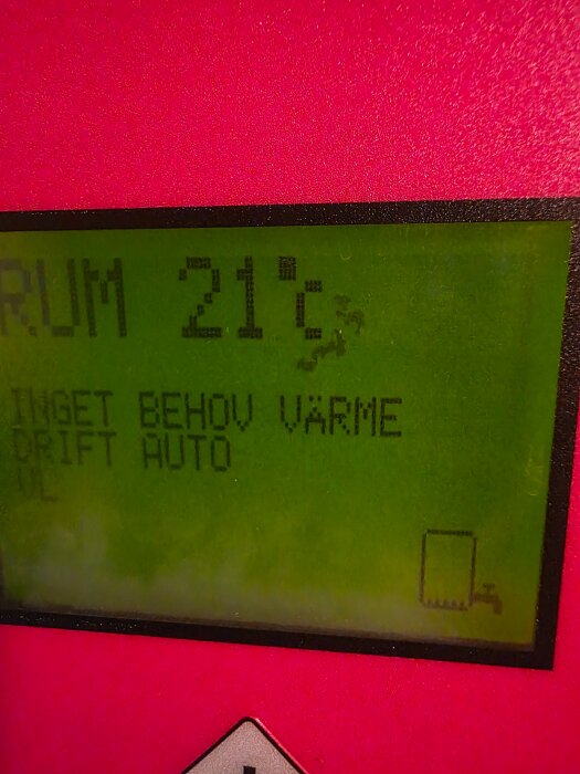 Display med rumstemperatur 21°C, texten "INGET BEHOV VÄRME," och en symbol längst ner till höger som ser ut som en kran.