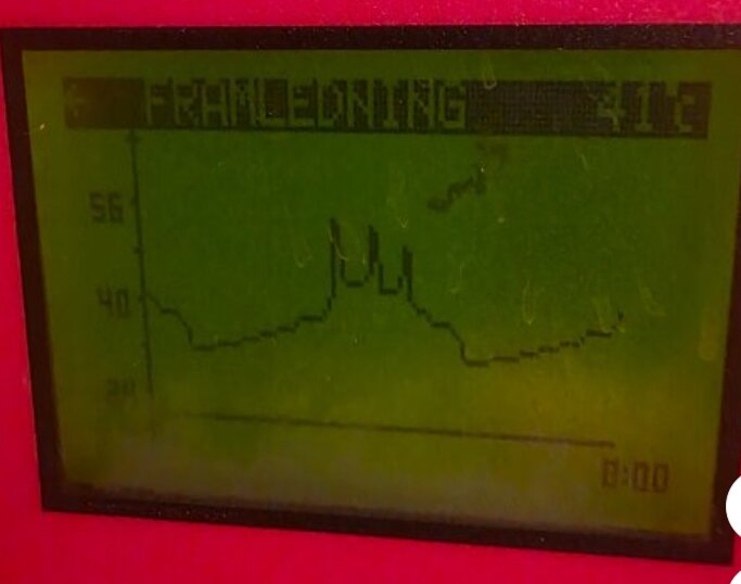 Graf på skärm som visar temperaturdata för rumsuppvärmning, med fluktuerande linjer som indikerar värmefördelning över tid. Texten "FRÅNLEDNING" syns.