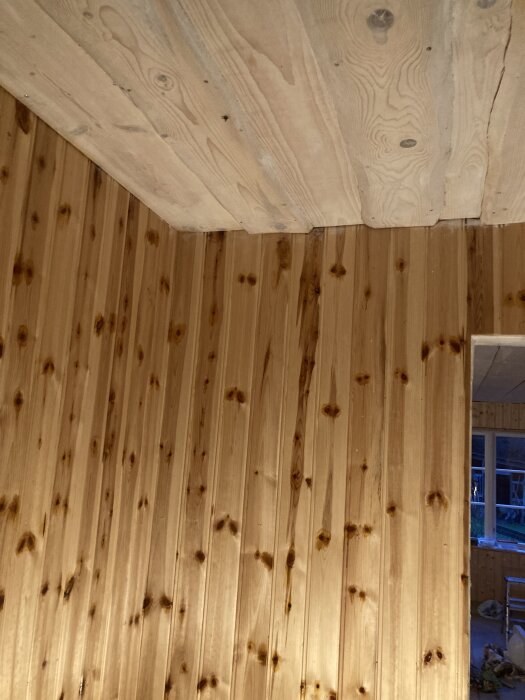 Tak med vankantade brädor överlappade vid hörn med pärlspontvägg. Inlägg om att lösa list mellan vägg och tak.