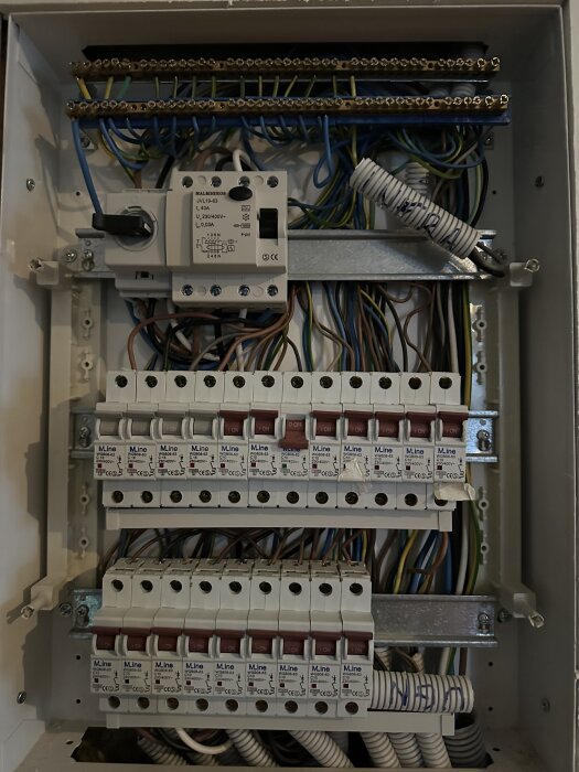 Elcentral med jordfelsbrytare och flera säkringar, bland annat säkring nummer 7 som är kopplad till ett bastuaggregat.