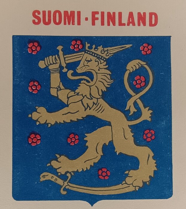Vapen med en gyllene lejonfigur som håller ett svärd på en blå bakgrund med röda blommor, text "Suomi Finland" ovanför.