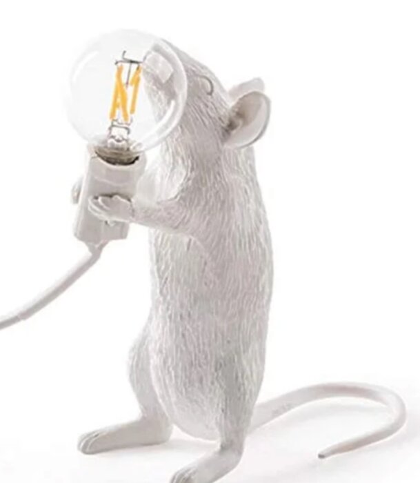 Vit musfigur som håller en glödlampa.