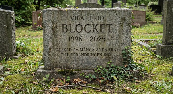 Gravsten med texten "BLOCKET 1996-2025" och omskriven meddelande, omgiven av grönska och andra stenar i bakgrunden.