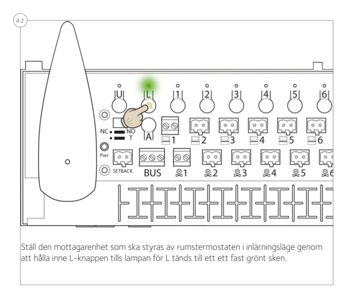 Illustration av styrpanel för rumstermostat där en L-knapp hålls intryckt för att tända en grön lampa, vilket indikerar inlärningsläge.