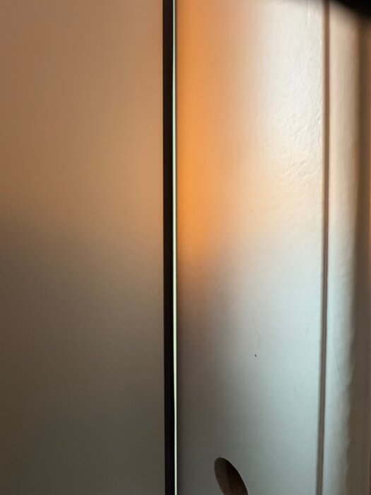 Bild på springa mellan två dörrpaneler på en dubbel altandörr, uppmärksammad av skribenten som monterat dörren själv.