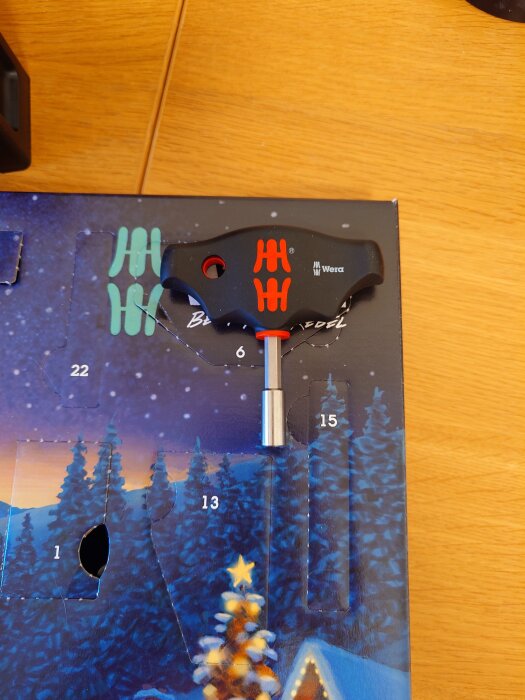 T-format skruvmejselverktyg från Wera på julkalender, träbord i bakgrunden.