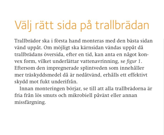 Välj rätt sida på trallbrädan. Text beskriver hur trallbrädor ska monteras med bästa sidan uppåt för vattenavrinning och skydd mot fukt.