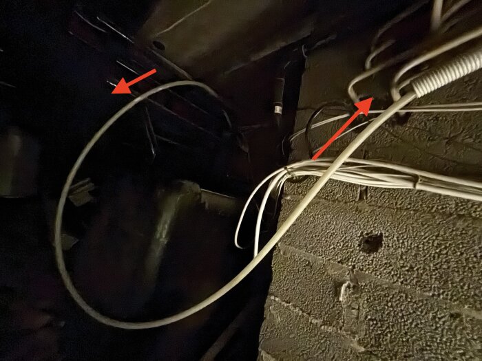 Oisolerade PEX-slangar i pannrum med streckkoder, en del av villans cirkulationssystem. Eventuell värmeförlustkälla som kan behöva isoleras.