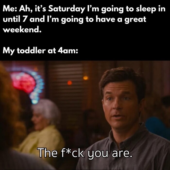 Textmeme där en förälder planerar sova ut på helgen, men möts av motsatt respons från sitt barn vid 4 på morgonen.