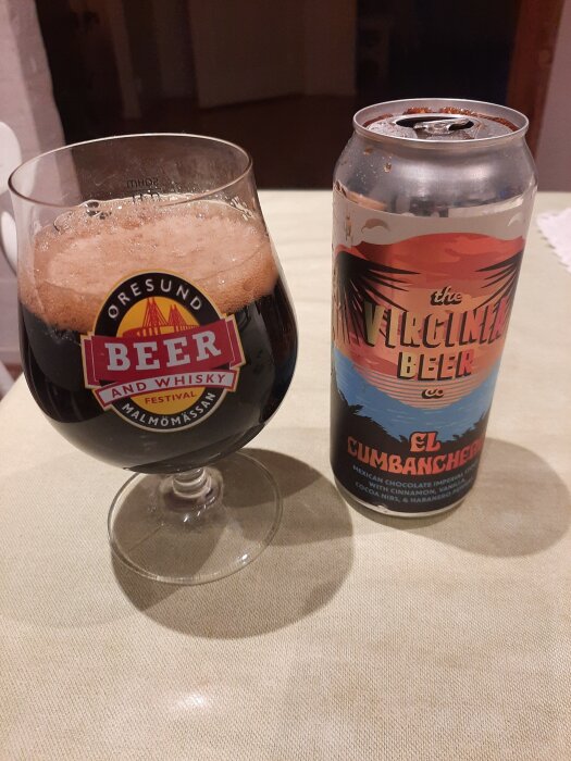 Ett glas mörk öl bredvid en burk "The Virginia Beer, El Cumbanchero" med habanero och kakao.