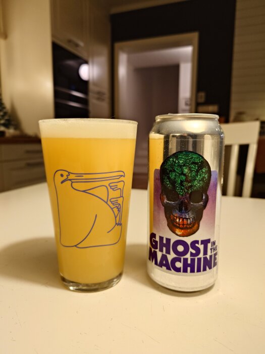 Ett glas med gul drink bredvid en burk med etiketten "Ghost in the Machine" och en dödskalledesign.