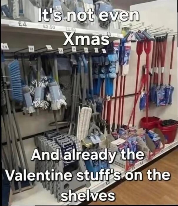 Hylla med städredskap och exponerade produkter, text på bilden säger att det ännu inte är jul och Valentinsaker redan finns på hyllorna.