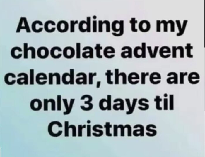 Text om en chokladjulkalender som visar att det bara är tre dagar kvar till jul. Bakgrund i ljusblå nyans.