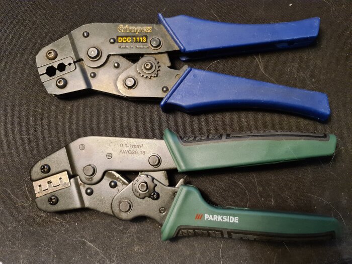Två crimpverktyg jämförs: en Crimpex med blå handtag och en Parkside med gröna handtag på en svart bakgrund.