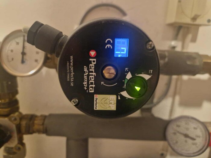 Shuntsystemets cirkulationspump med digital display och tryckinställningar; märkning "Perfecta apump+".