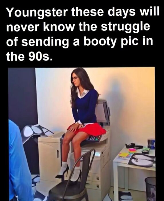 En kvinna sitter på en kopiator i kontorsmiljö med texten "Youngster these days will never know the struggle of sending a booty pic in the 90s".